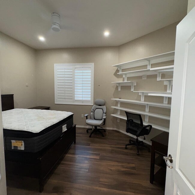 Building Photo - 1111 Vista De Los Alamos