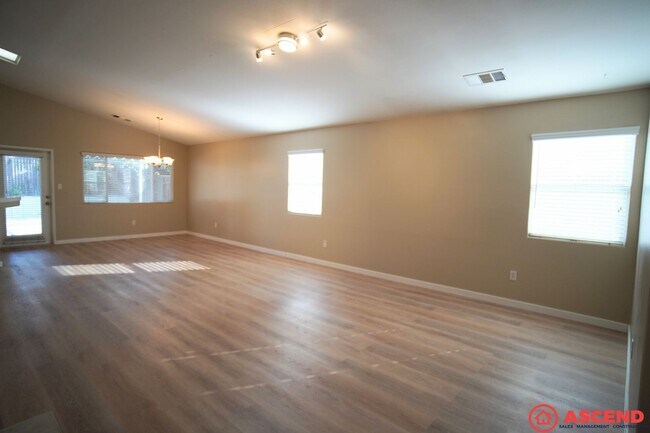 Building Photo - MOVE IN SPECIAL!!! $750 OFF FIRST MONTHS R...