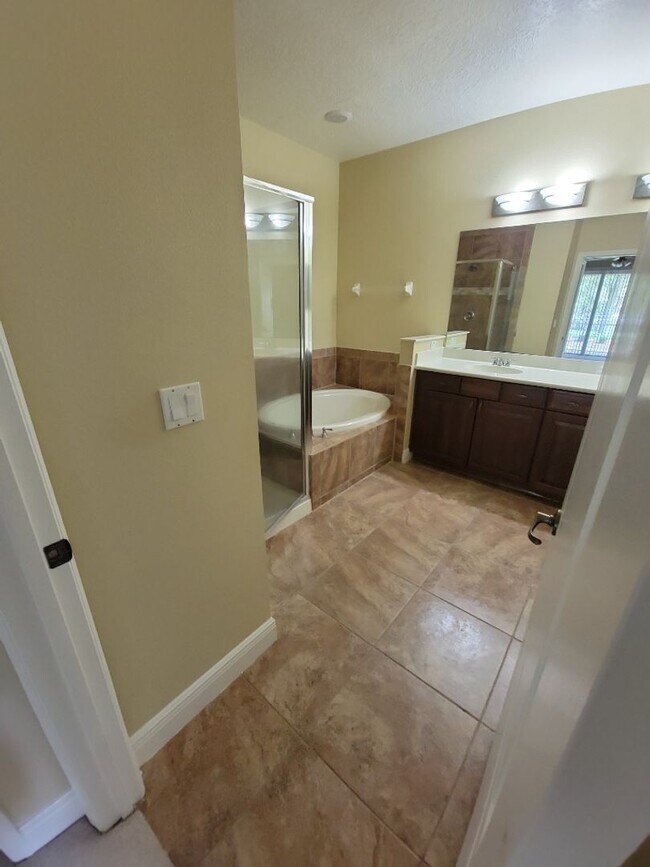Building Photo - 3 Bedroom / 3 Bathroom - Tidelands