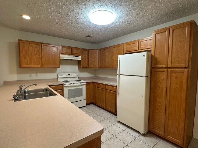 Building Photo - Single Story Gainesville Townhome with Garage