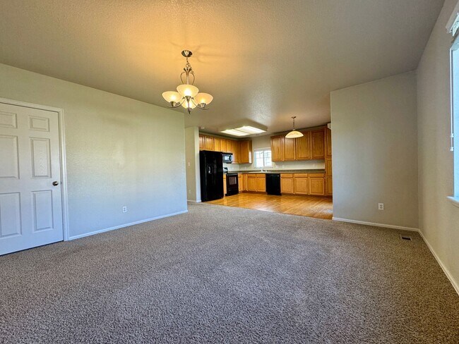 Building Photo - 3 Bedroom Home With Plenty of Space! Avail...