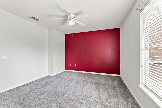 Building Photo - Absolutely Stunning 3 BR/2 BA/2 Car Garage Condo in gorgeous Gated New Tampa resort style community.
