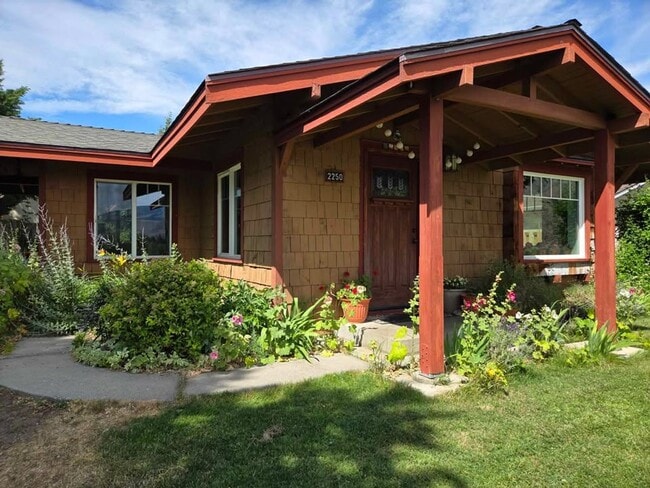 Primary Photo - Adorable 2 bedroom house for rent in quiet...
