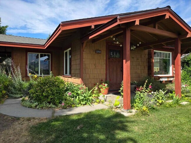 Primary Photo - ***MOVE IN SPECIAL*** Adorable 2 bedroom h...