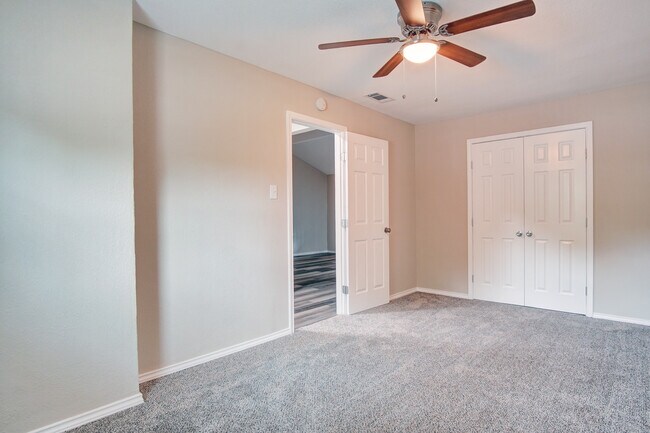 Building Photo - 2402 Ozark Dr