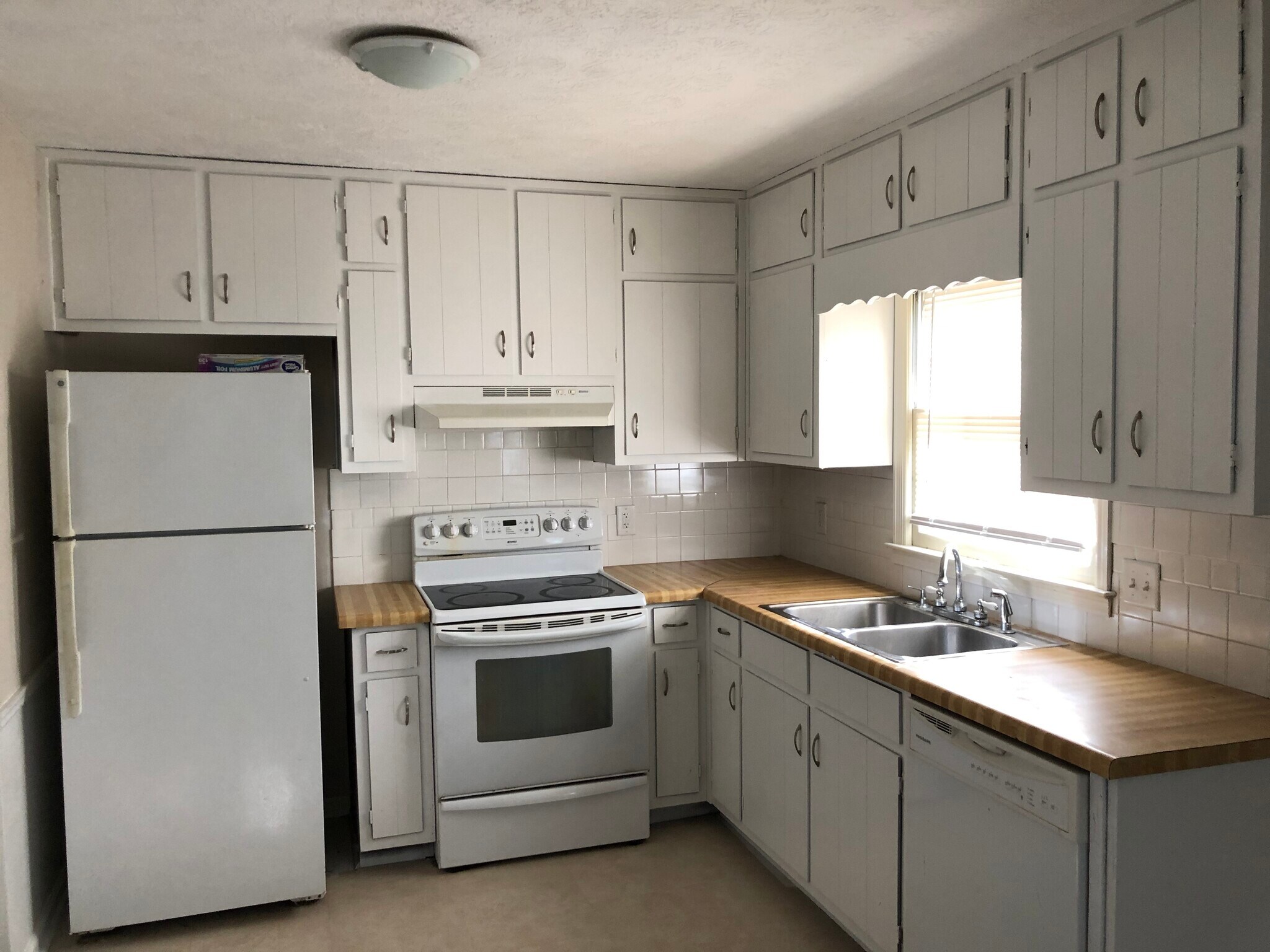 Building Photo - 1015 Eastview Rd NE