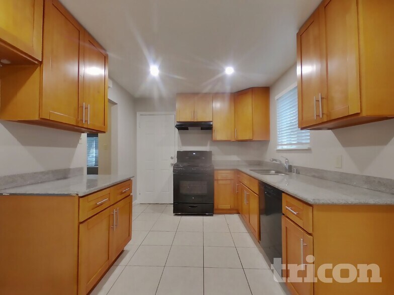 Building Photo - 2749 El Rey St