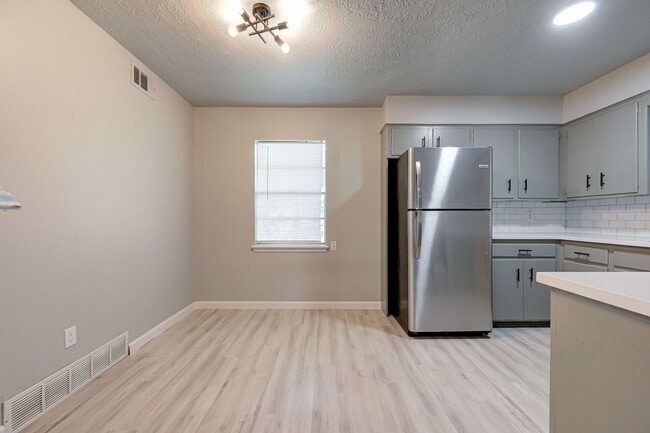 Building Photo - RECENTLY REMODELED!! 1 Bed 1 Bath 1 Mile West of OU Campus