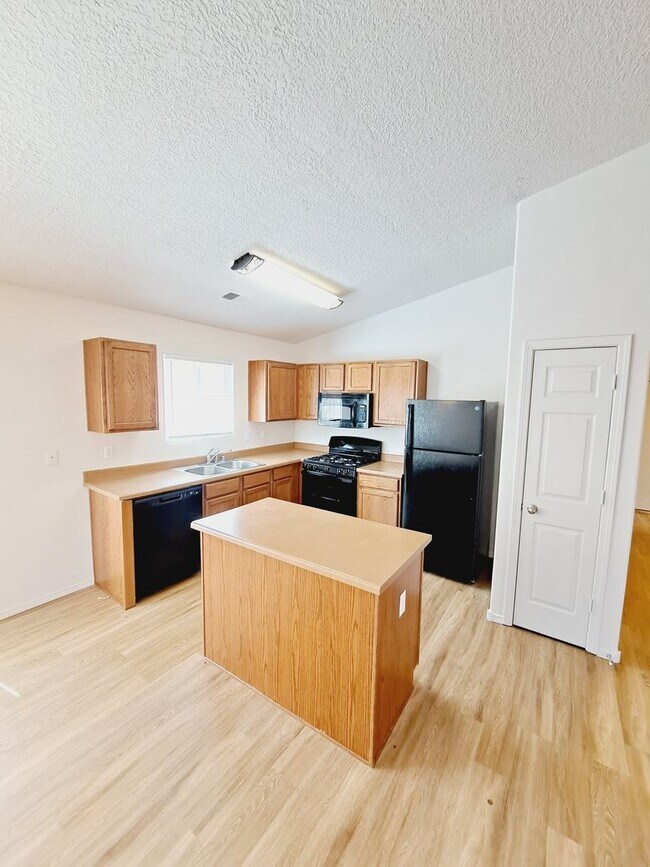 Building Photo - 3 bed 2 bath home in Huning Ranch. Great Yard!