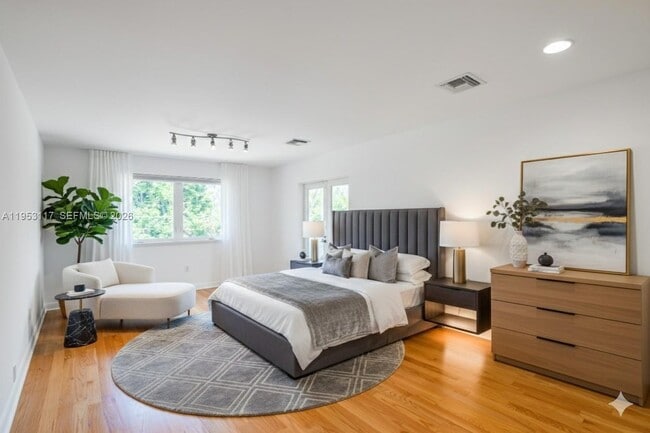 Building Photo - 527 SW 20th Rd