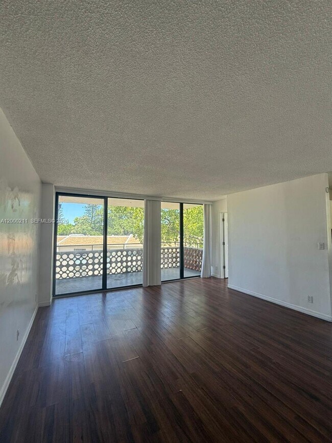 Building Photo - 4222 Inverrary Blvd