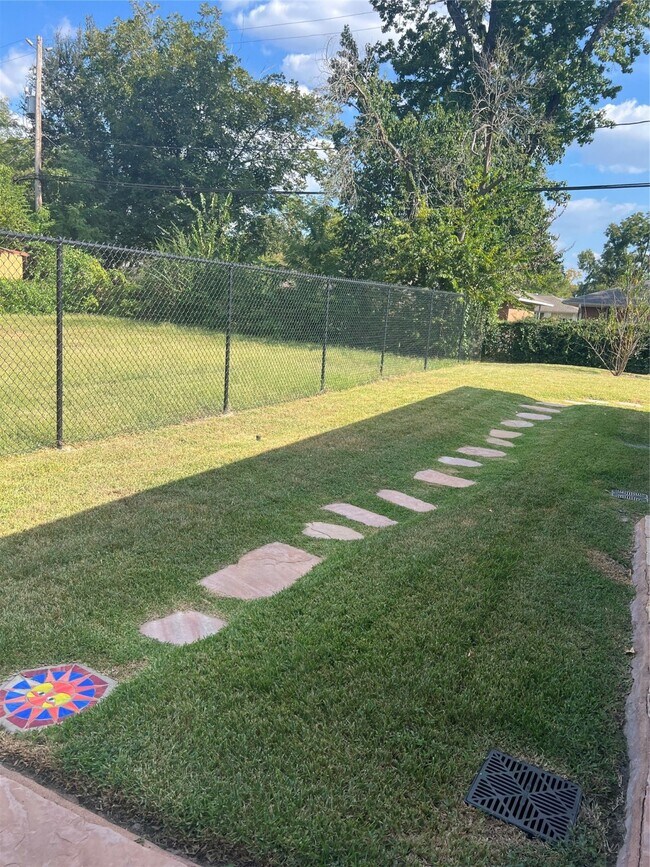 Building Photo - 2127 Lamonte Ln