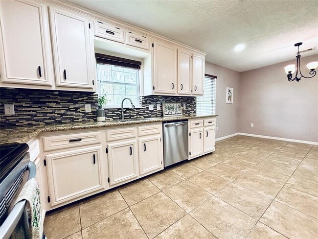 Building Photo - 2413 Kingsdale Dr
