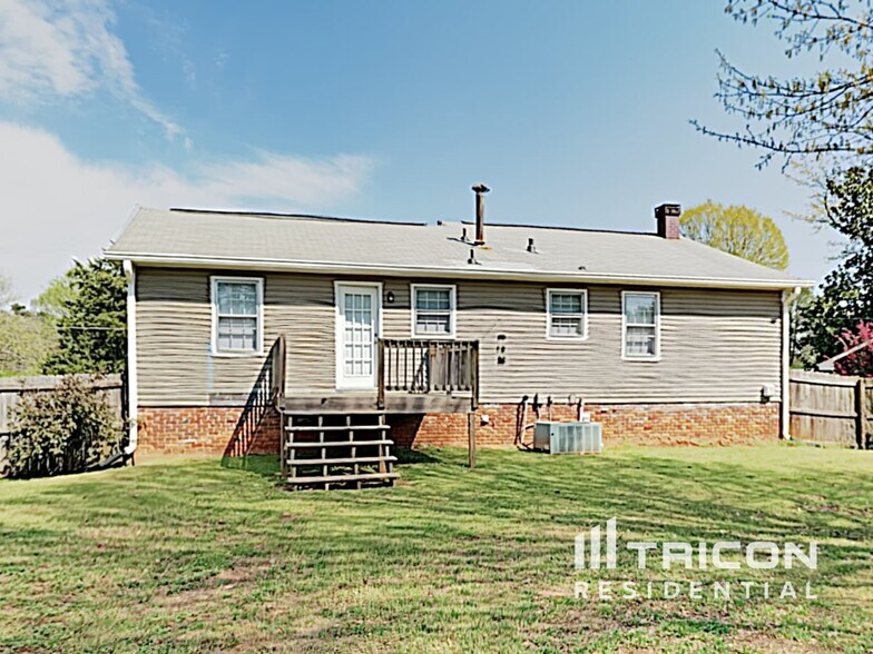 Building Photo - 414 Breezy Dr SW