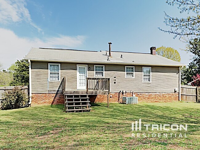 Building Photo - 414 Breezy Dr SW