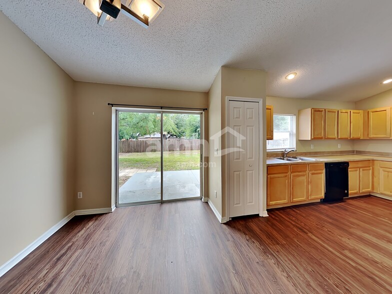 Building Photo - 1005 Sandhill St