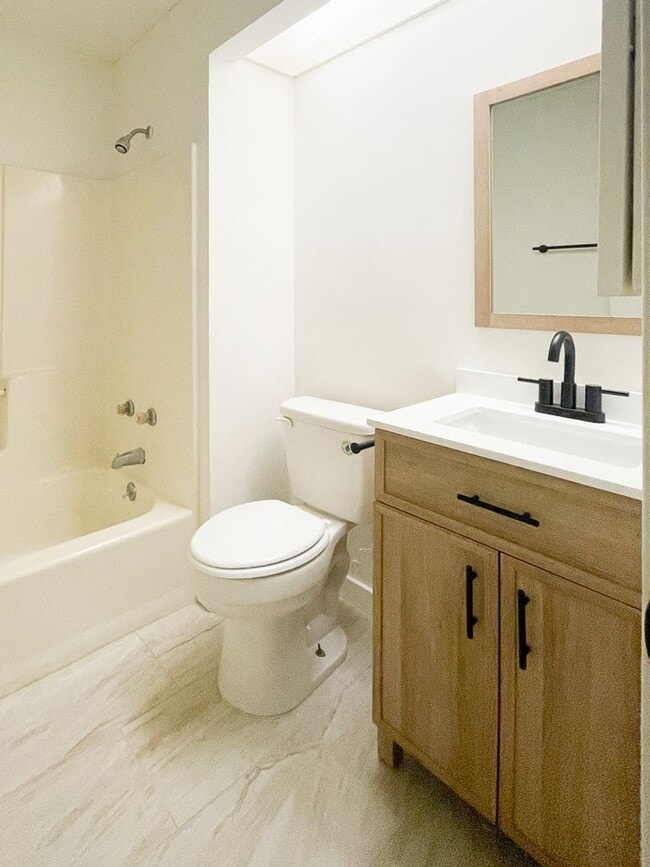 Building Photo - Cozy Two Bedroom Townhouse