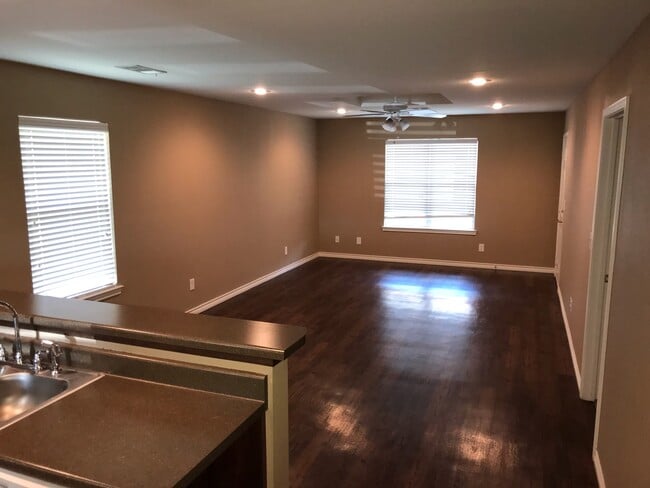 Building Photo - 4271 Castlegate Dr