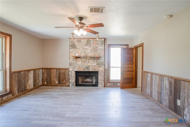 Building Photo - 4692 S E River Rd