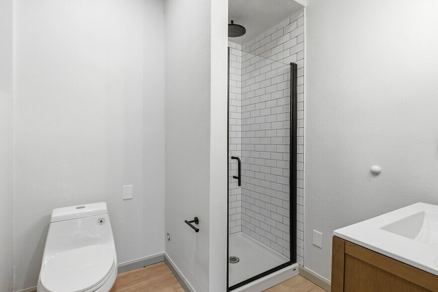 Building Photo - 2387 NW Thurman St