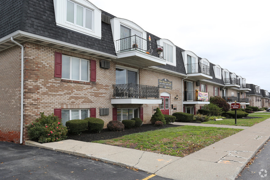 Primary Photo - Olde Towne Village Apartments