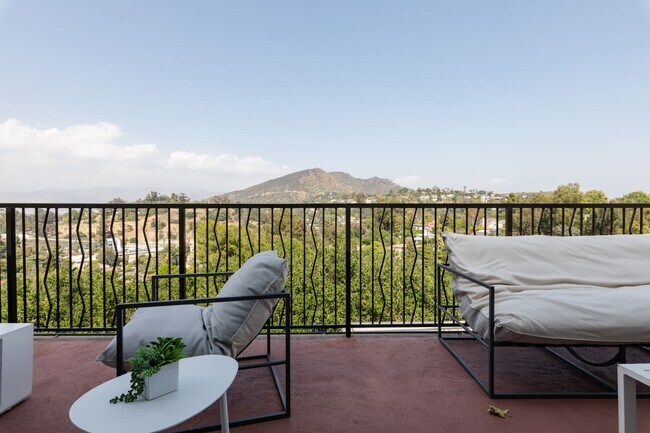 Building Photo - Beautiful Hollywood Hills Home For Lease!