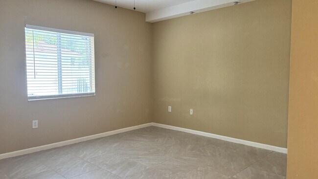 Building Photo - 1103 Golden Lakes Blvd