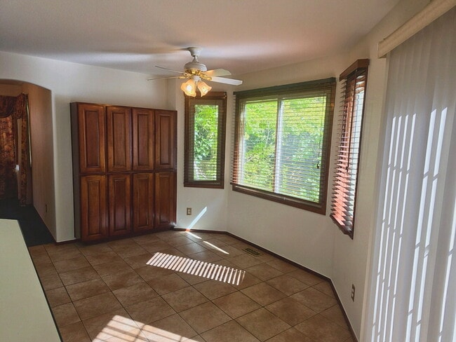 Building Photo - 5 Bedroom/ 4 Bath Two-Story in Governors Place