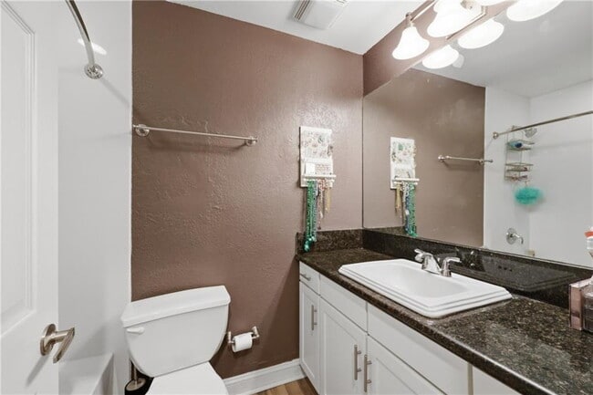 Building Photo - UPDATED 2BR/2BA WEST PLAZA CONDO