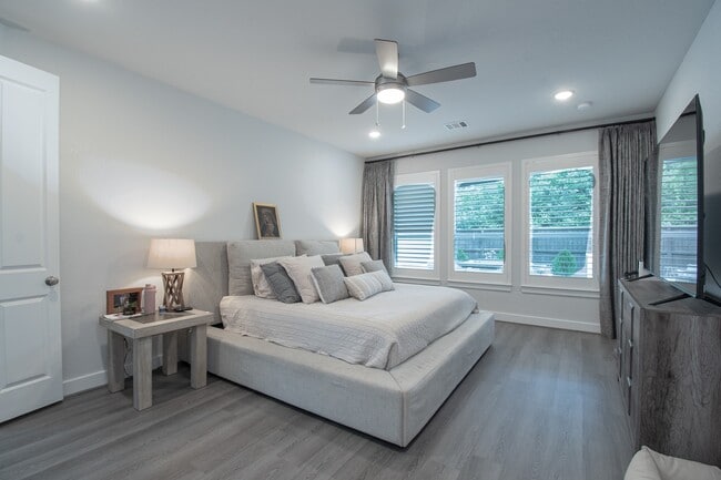 Building Photo - 16 Mariposa Wds Dr