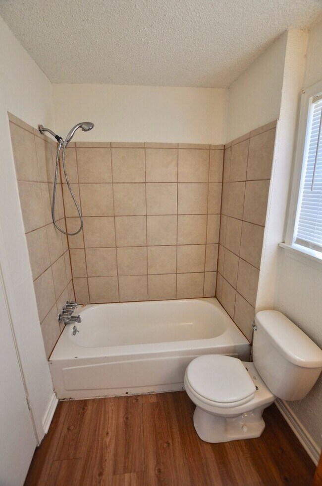 Building Photo - FOR LEASE! 1 BR - 1 BA Frame Home in Weatherford with Large Fenced Backyard
