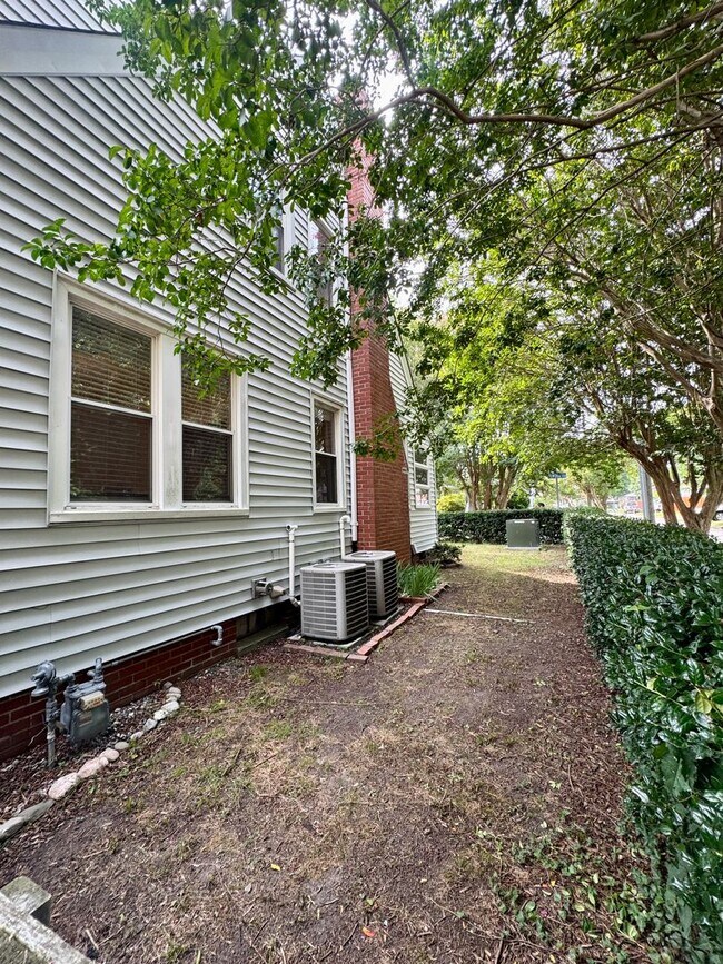 Building Photo - 9251 Atwood Ave
