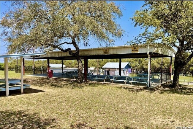 Building Photo - 2681 Lakeview Dr