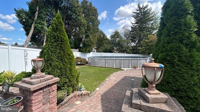 Building Photo - 121 Kingfield Rd