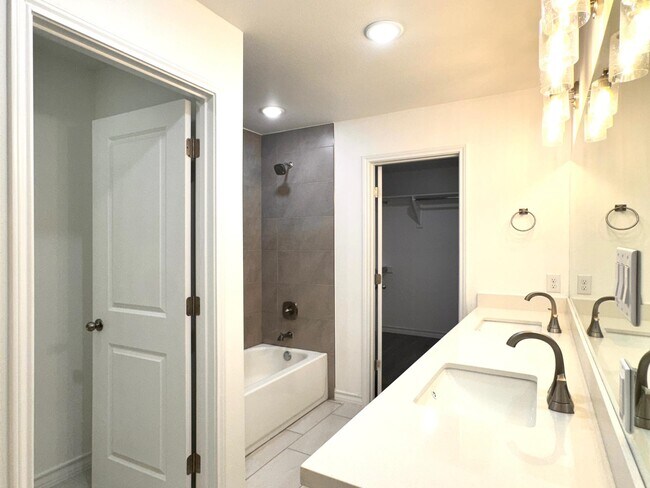 Building Photo - 9913 Kaspar Dr