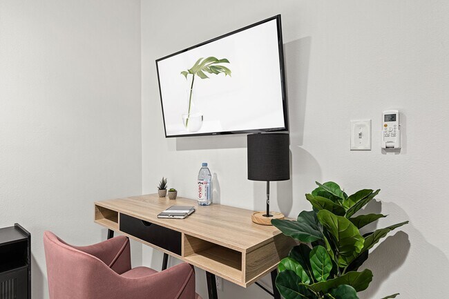 Building Photo - 10777 Ashton Ave