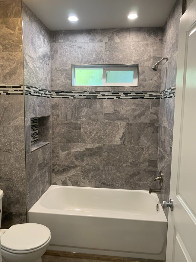 Building Photo - FULLY REMODELED Large 4/2, Close to Enloe and Chico State