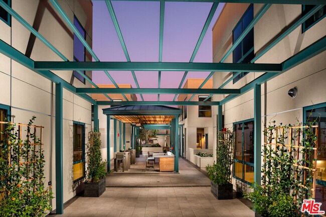 Building Photo - 2300 Wilshire Blvd
