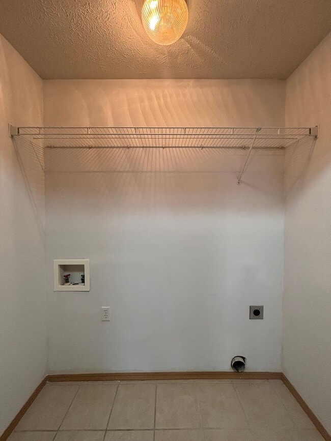 Building Photo - Recently remodeled 3 bedroom 2 full bathro...
