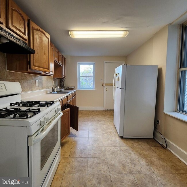 Building Photo - 2450 N Fairhill St