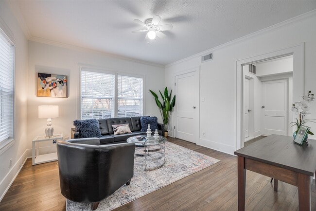 Building Photo - 605 Bomar St