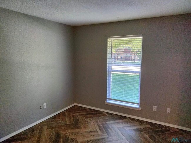 Building Photo - 1408 Colonial Pkwy