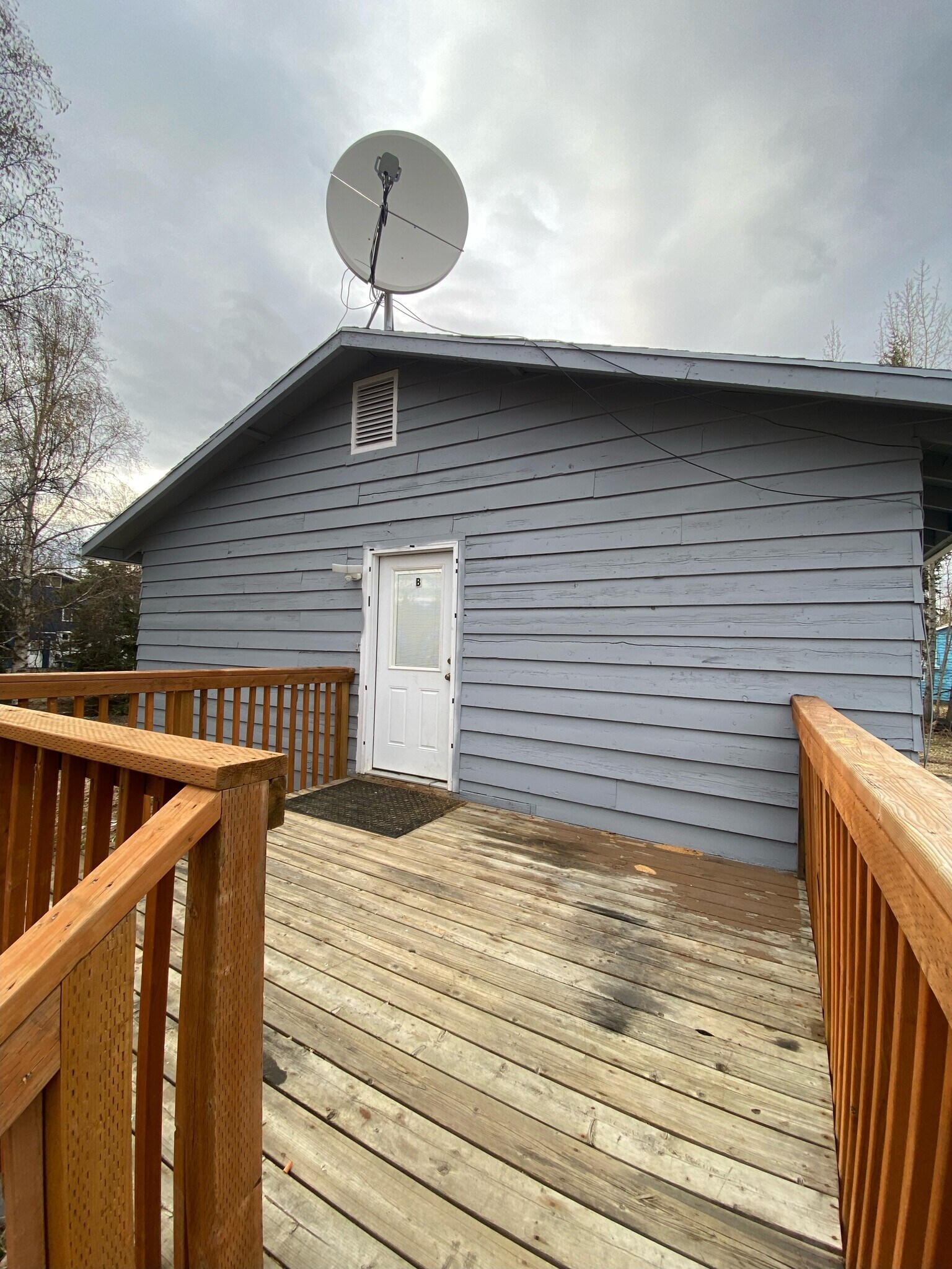 OUTSIDE - 1468 Davison St