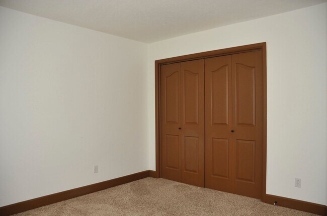 Building Photo - 3 bed 2.5 bath Townhome with A/C & gas fireplace