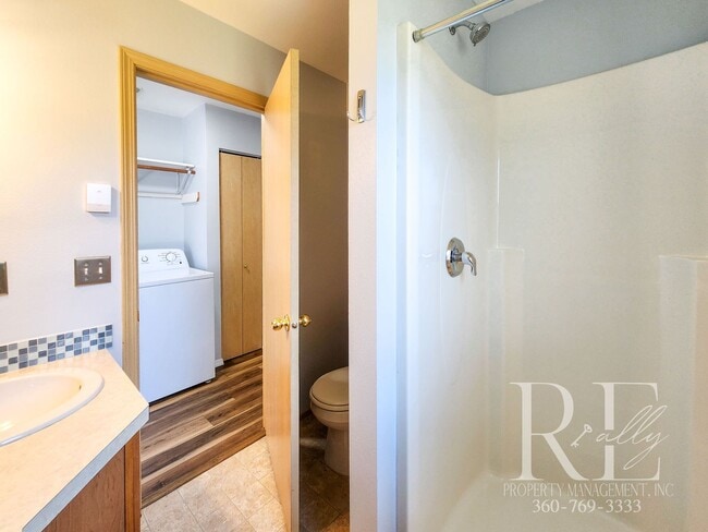 Building Photo - Inviting Poulsbo Home with Open Layout, Fe...