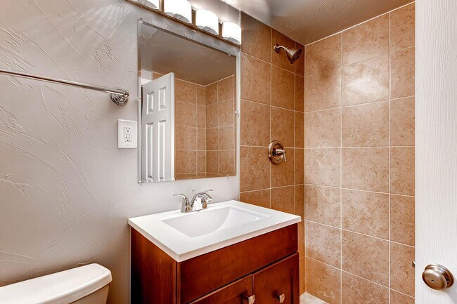 Building Photo - Updated 4-bed, 2-bath home - Blocks from R...