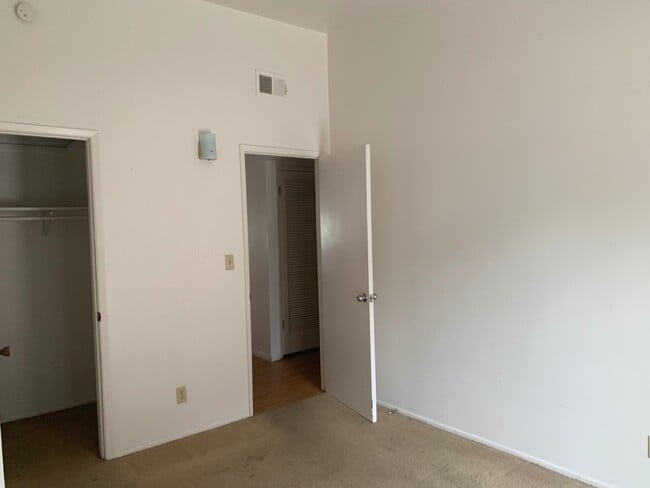 Building Photo - 925 Camino Lindo