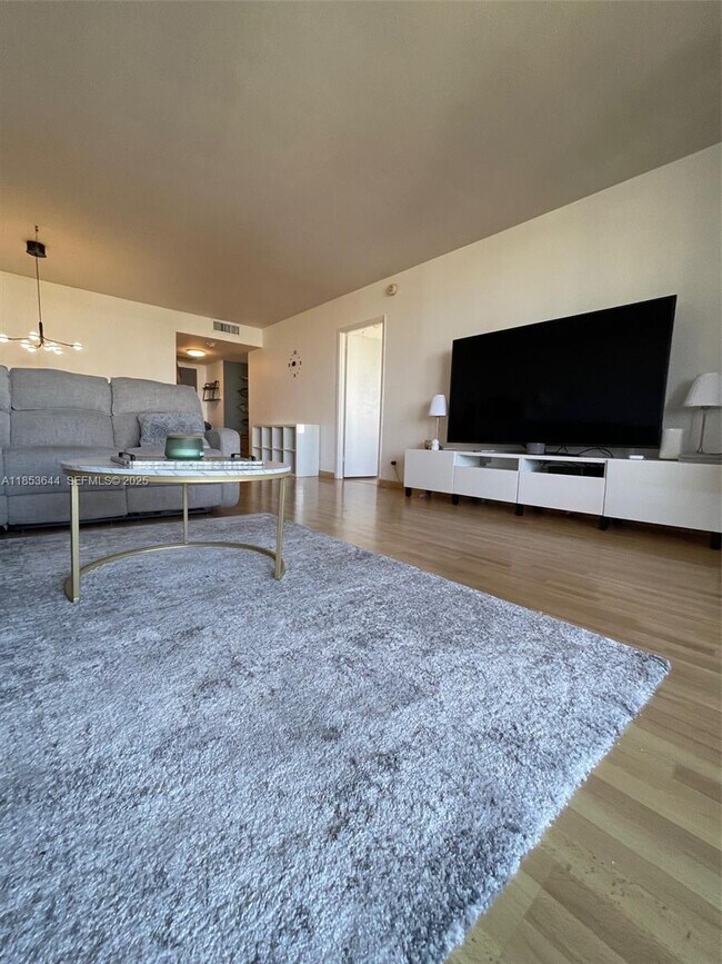 Building Photo - 2500 Parkview Dr