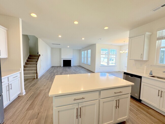 Building Photo - 282 Creekhaven Dr