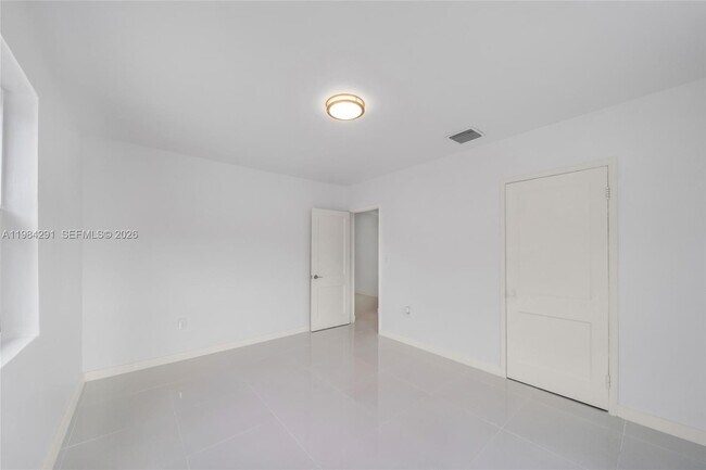 Building Photo - 27 Suffolk Ave